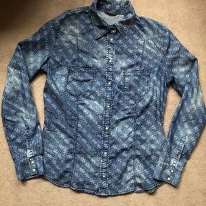 Guess Women’s logo denim shirt size Large pearl snaps